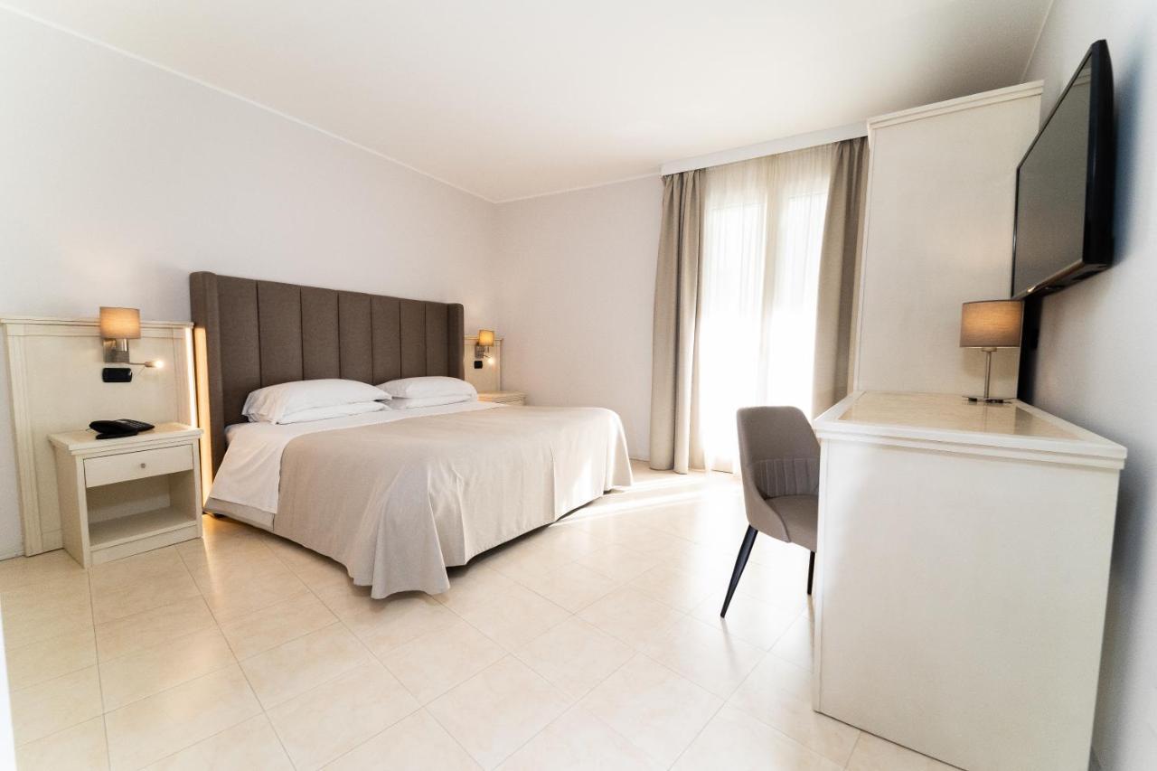 Hotel Falli Porto Cesareo Exteriör bild