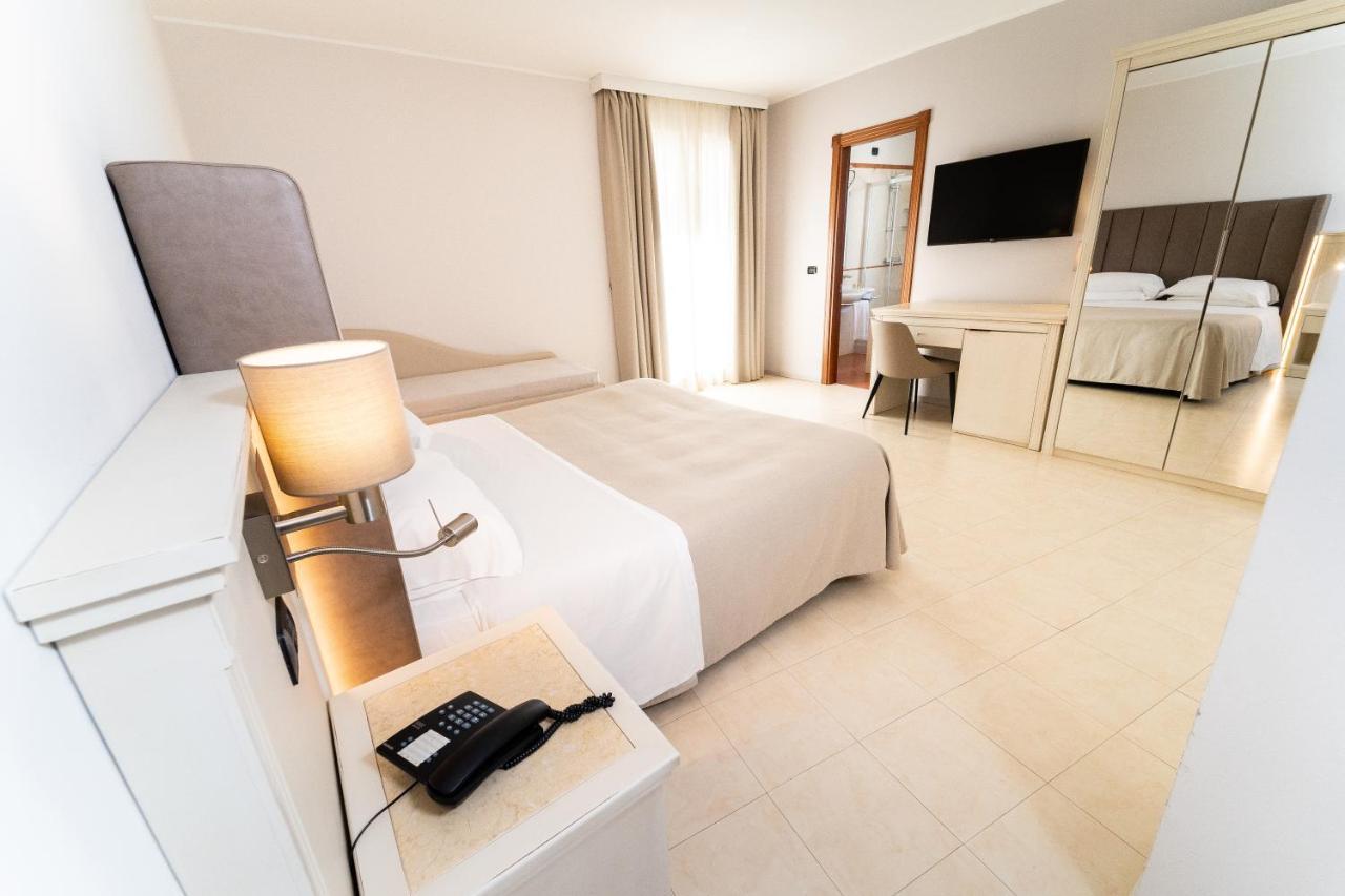 Hotel Falli Porto Cesareo Exteriör bild