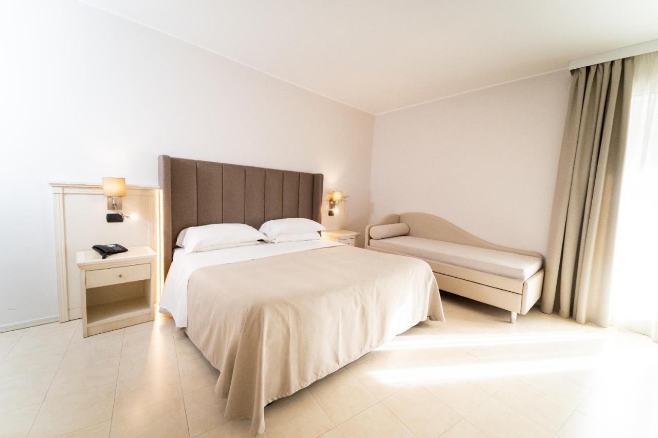 Hotel Falli Porto Cesareo Exteriör bild