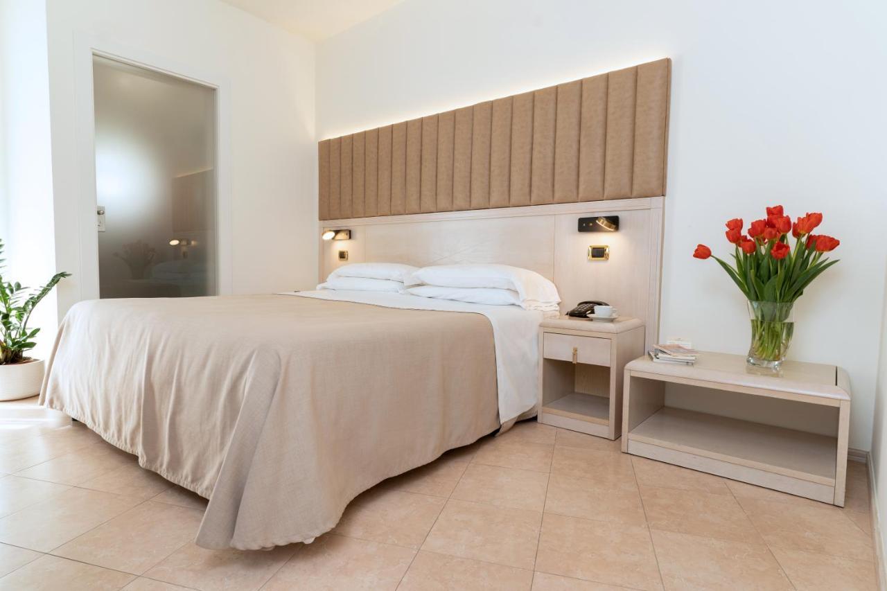 Hotel Falli Porto Cesareo Exteriör bild